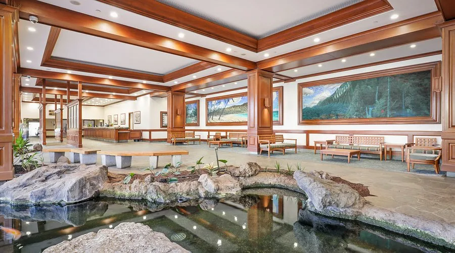 Waikiki Banyan 3