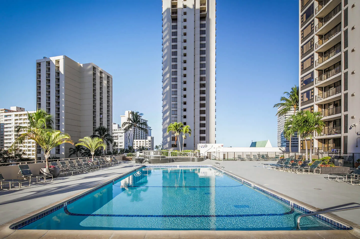 Waikiki Banyan 4