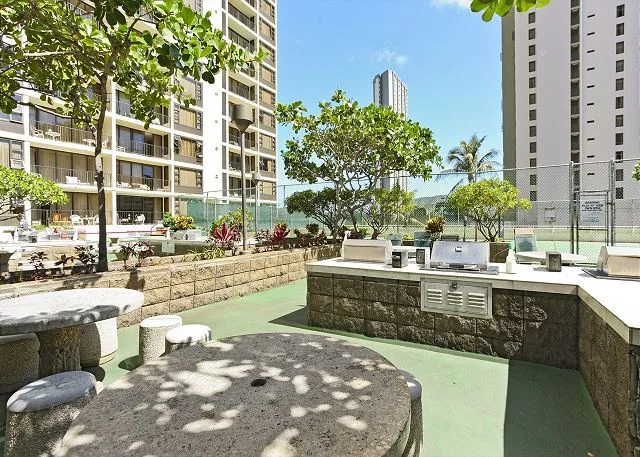 Waikiki Banyan 5