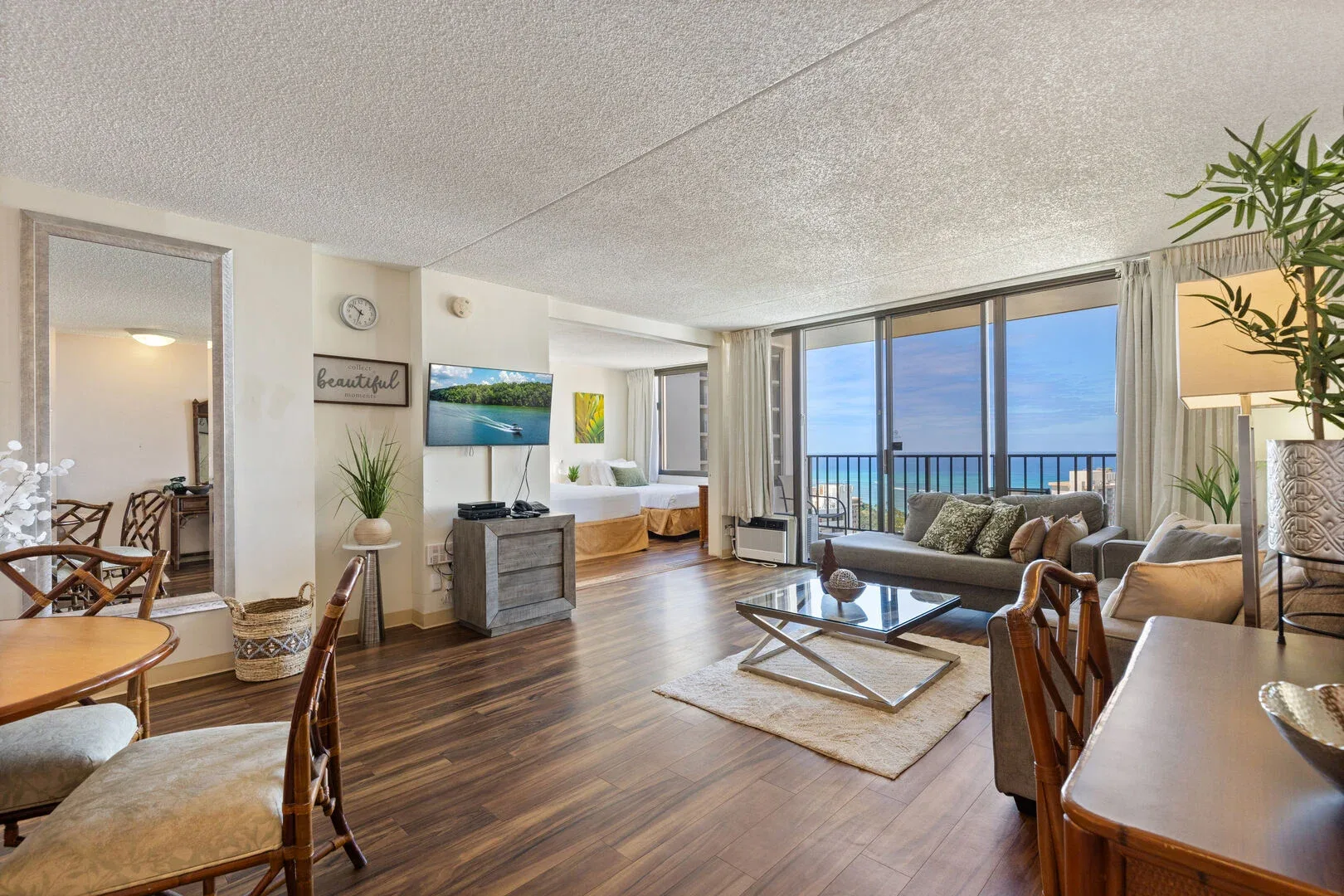 Waikiki Banyan 7
