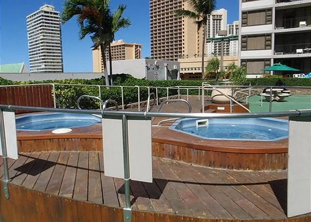 Waikiki Banyan 8