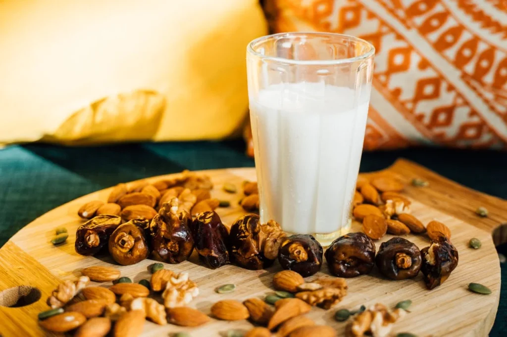 يمتاز التمر بأنه مناسب لمختلف الأعمار، من الأطفال إلى كبار السن، كما يمكن تناوله بسهولة حتى لمن يعانون من مشاكل هضمية خفيفة عند الالتزام بالكمية المعتدلة. هذه المرونة تجعل التمر غذاءً عالميًا على مائدة الإفطار، وتزيد من قيمته كخيار صحي آمن ومجرّب.