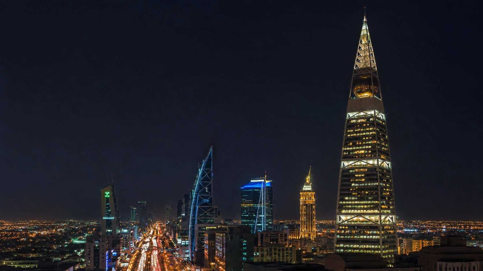 برج الفيصلية أول ناطحة سحاب في المملكة العربية السعودية ومعلم الرياض الشامخ