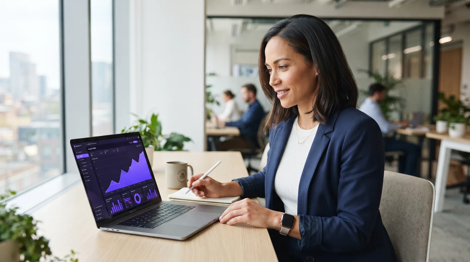 Profissional analisando dashboard de crescimento de tráfego orgânico em SEO