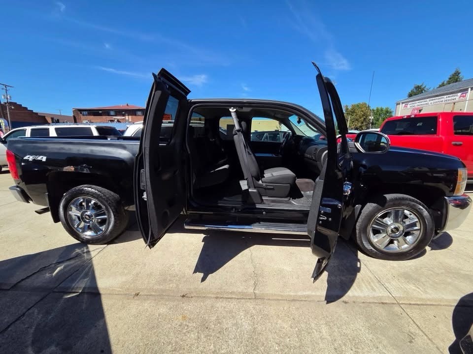 2008 Chevrolet Black Diamond Avalanche — Black interior and detail view 9, for sale at Carvana 5826 in Usa, CALIFORNIA