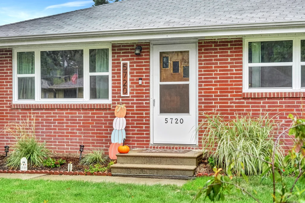 5720 Knox St-04