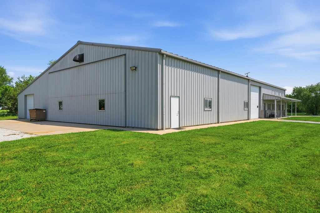 602 W 2nd St-07