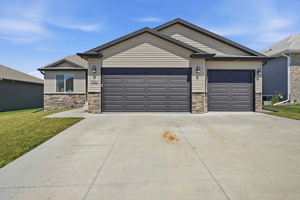 1121 N 99th St-01