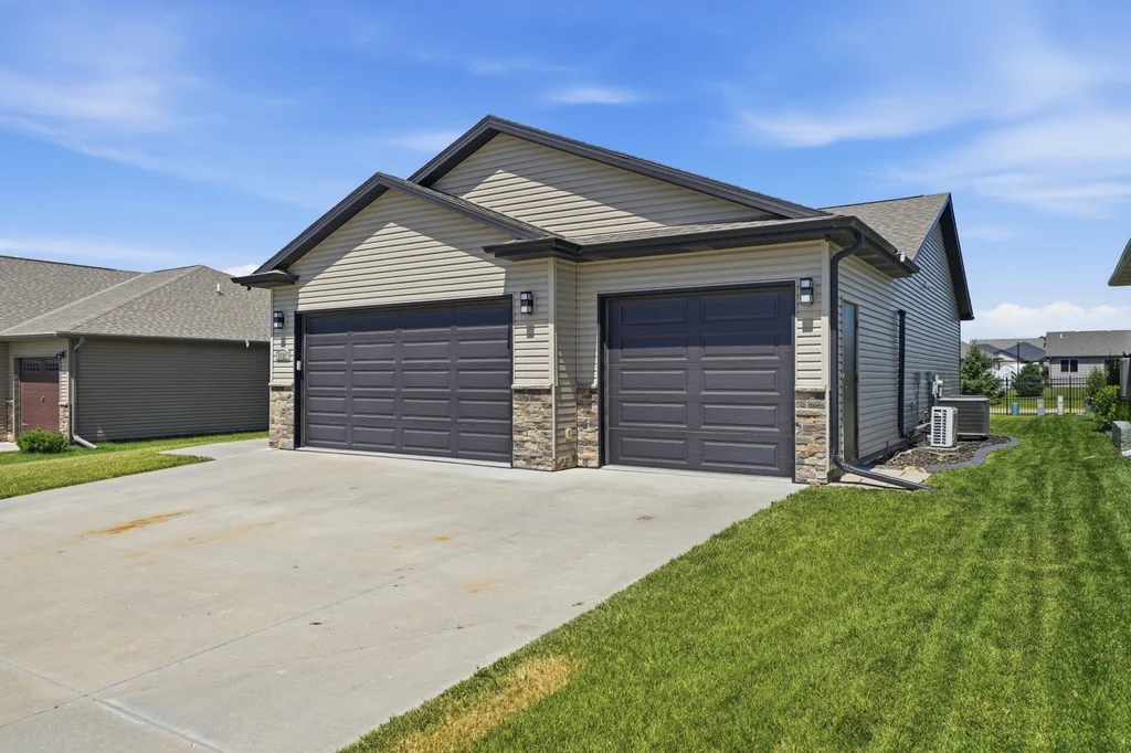1121 N 99th St-06