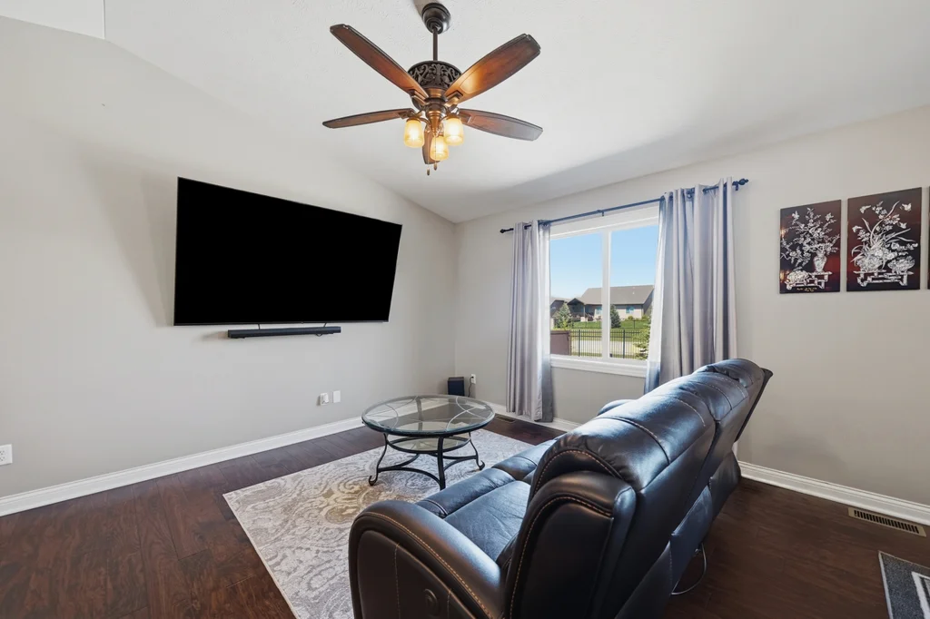 1121 N 99th St-09