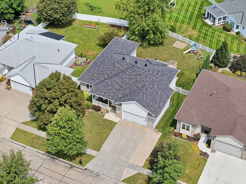 2200 Manitou Dr-03