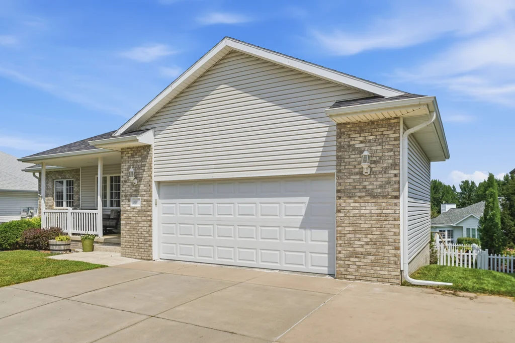 2200 Manitou Dr-05