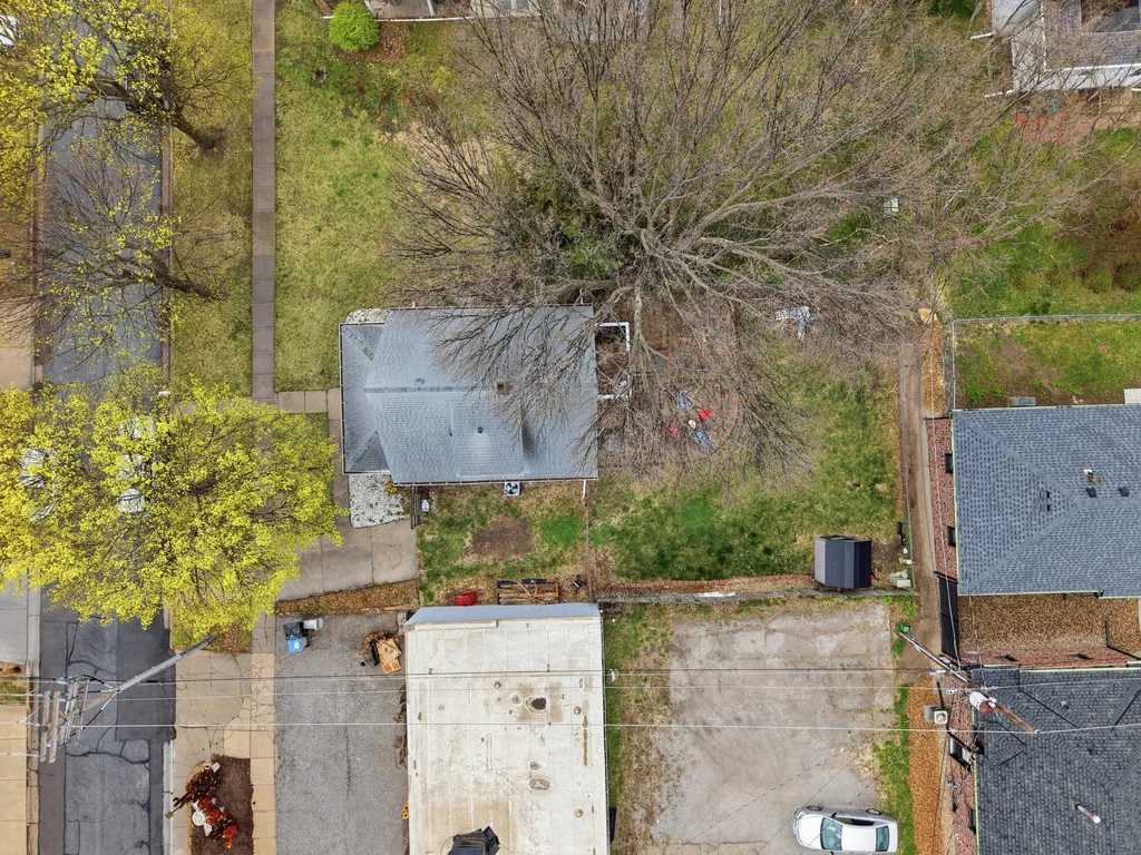 4718 Stockwell St-04