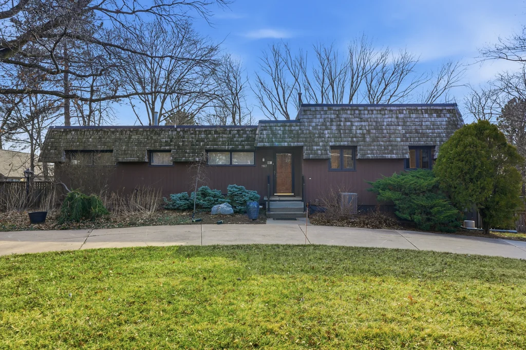 7803 N Shore Dr-01