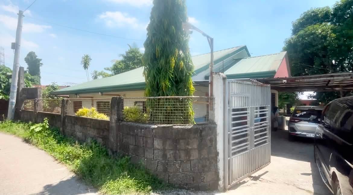LOT FOR SALE with swimming pool, House, and 6-door rental apartment. — Philippines
