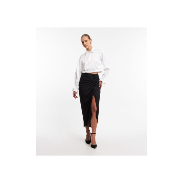 Saia Midi em Chiffon com Puxadinho Lateral e Fenda Preto