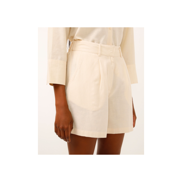 short clochard com linho e pregas bege