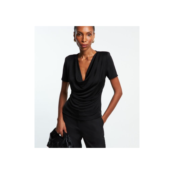 Blusa em Microfibra com Decote Degagê e Ombreiras Preto