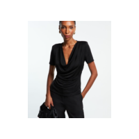 Blusa em Microfibra com Decote Degagê e Ombreiras Preto