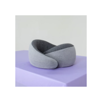 Travesseiro de Viagem - Flow Cinza - I wanna sleep - Suporte Ergonômico Memory Foam, Compacto, Portátil e Versátil. Ideal para Viagens de Avião, Carro e Ônibus.