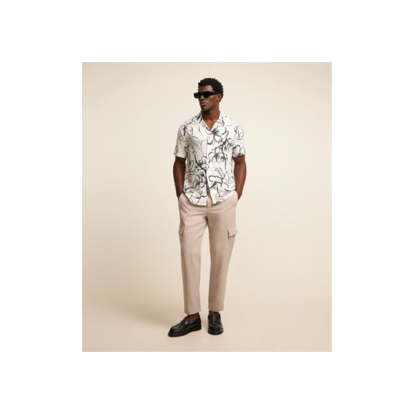 Calça em Sarja Cargo Easy Care com Detalhe Lateral Bege