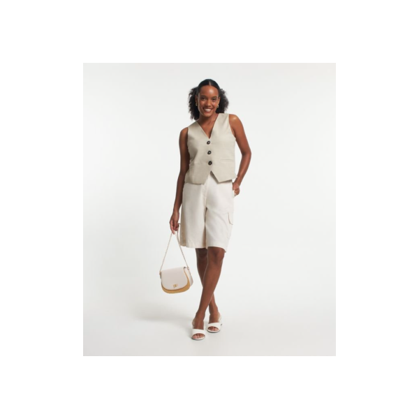 Bermuda Alongada em Viscolinho com Bolso Lateral Off White