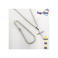 Conjunto elegante de colar e pulseira com corrente de prata e pingente de cruz de ouro