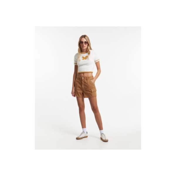 Bermuda Regular em Jeans com Bolso Cargo e Barra Desfeita Marrom
