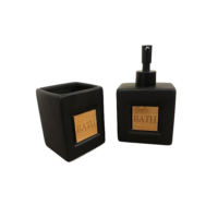 Mimo Style Conjunto Banheiro Bath 2 Pçs na Cor Preta, Acompanha Porta Sabonete Líquido (380ml) e Porta Escova. Kit Funcional, Material de Cerâmica e Detalhe em Bambu de e Resistência