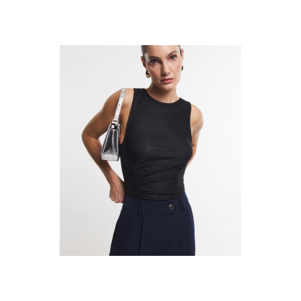 Blusa sem Manga em Viscose com Fio Metalizado e Drapeado Diagonal Preto