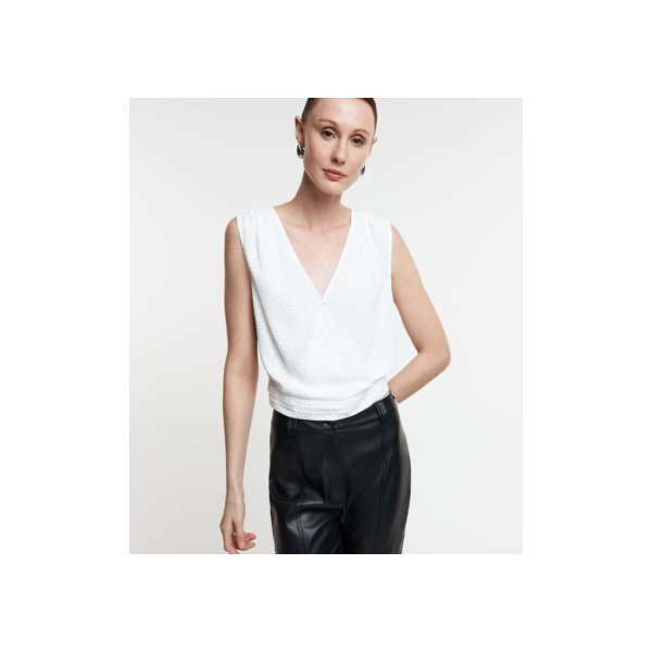 Blusa em Chiffon com Decote Transpassado e Texturas Branco Neve