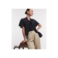 Camisa em Chiffon com Gola Padre e Babado Frontal Preto
