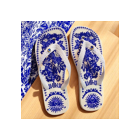 Chinelo Feminino de Dedo com Estilo: Azul Floral, Verão 2025