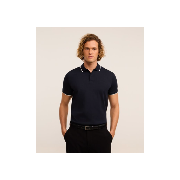 Camisa Polo com Textura Jacquard e Detalhe Azul