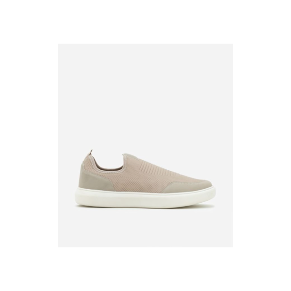 Tênis Slip On em Material Sintético com Recortes Bege e Branco