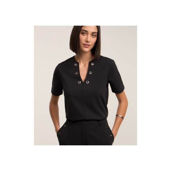 Blusa em Crepe com Decote V e Detalhe de Ilhoses Preto