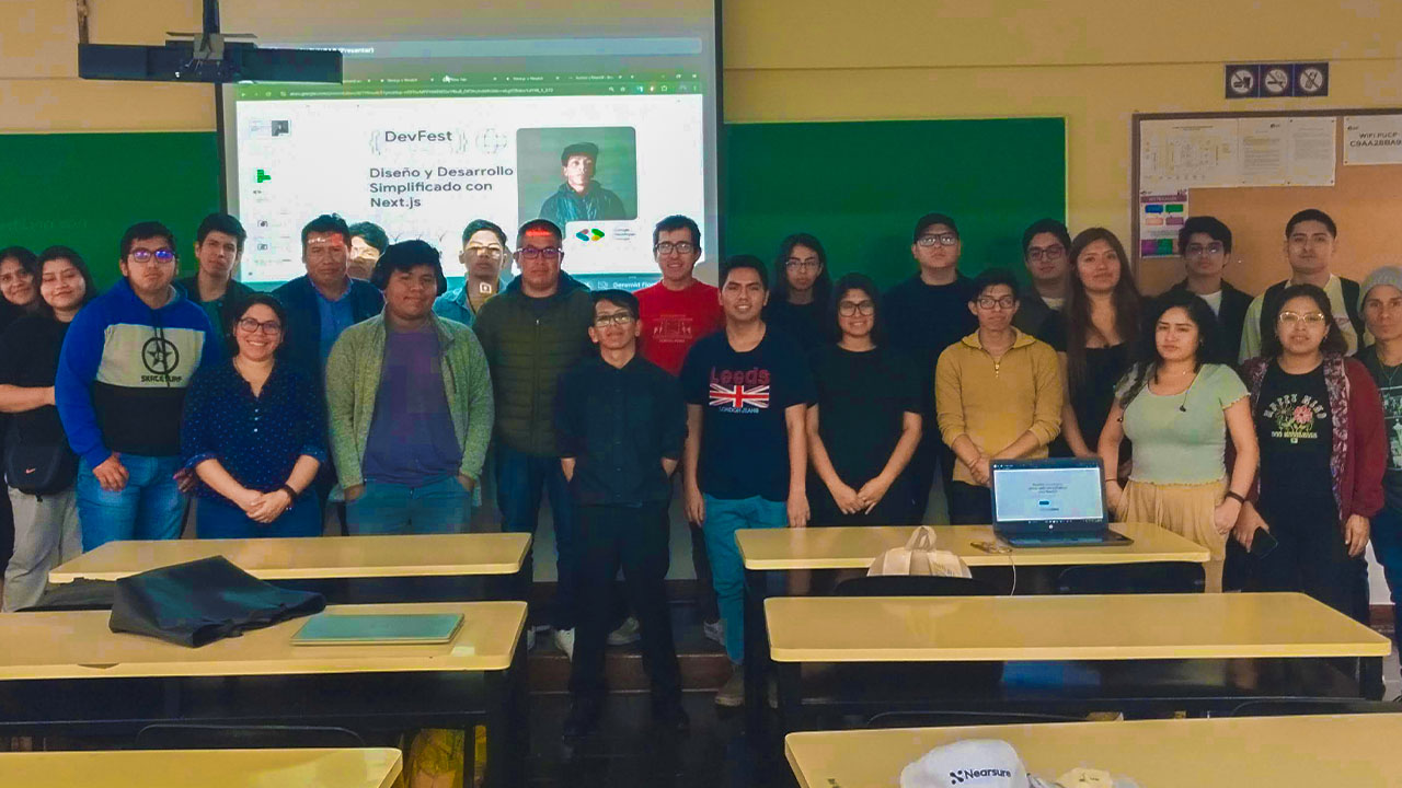 Percy Tuncar enseñando Next.js en el taller de GDG