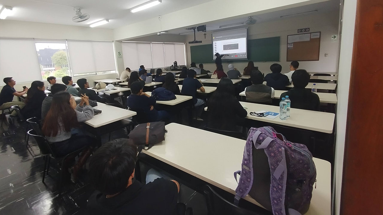 Estudiantes participando en el taller de Next.js