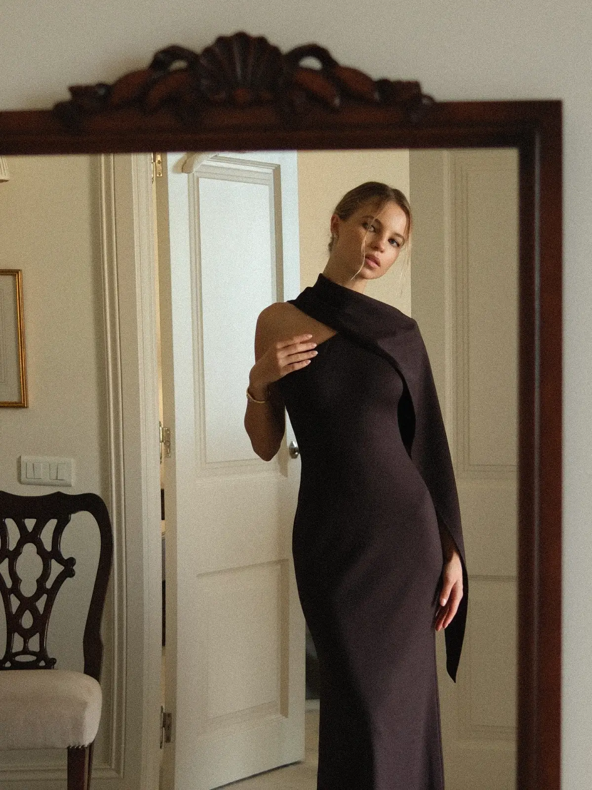 Жіноча сукня Affair шоколадного кольору - класичний силует у стилі Old Money