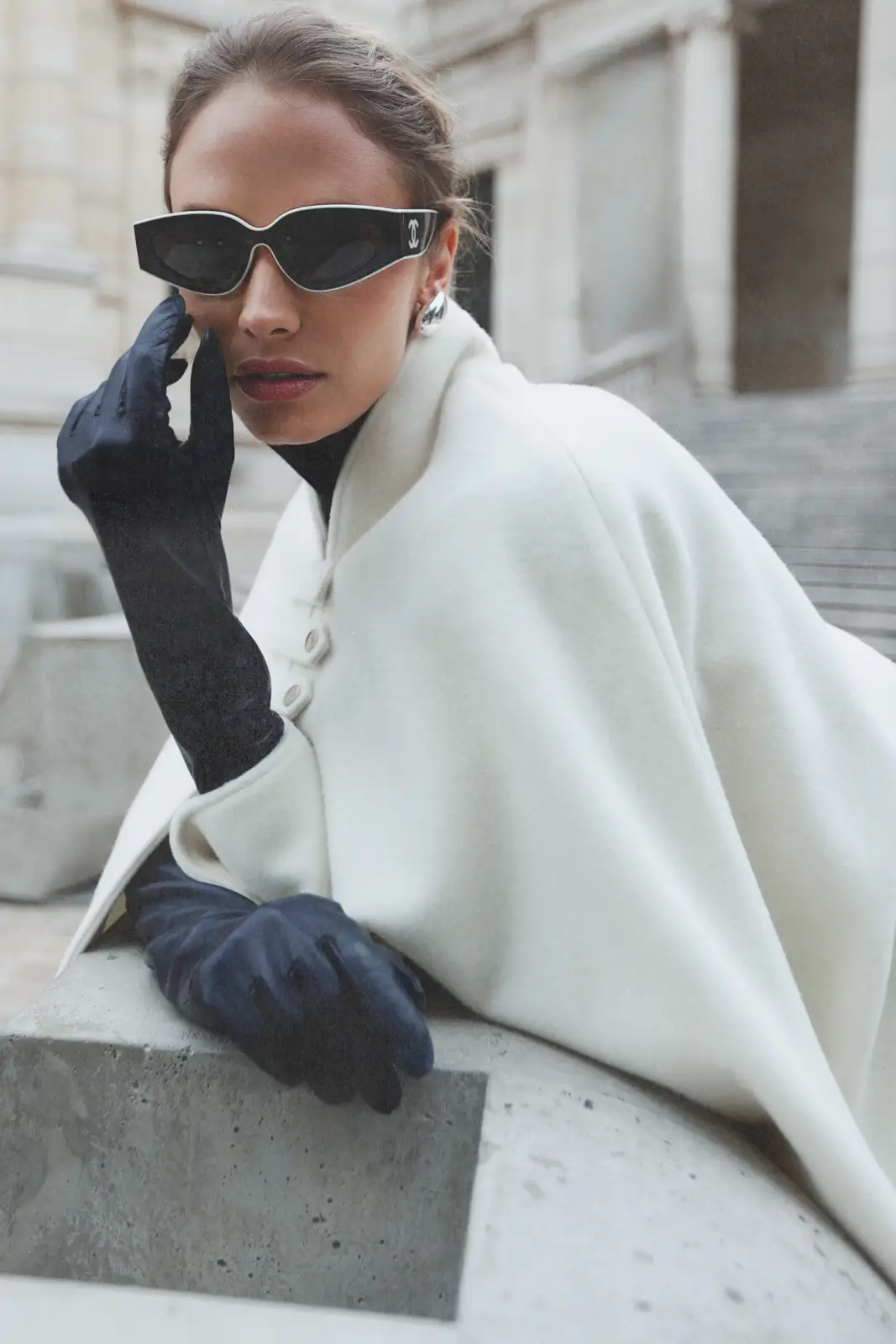 Classic elongated leather The Opera gloves in navy for women