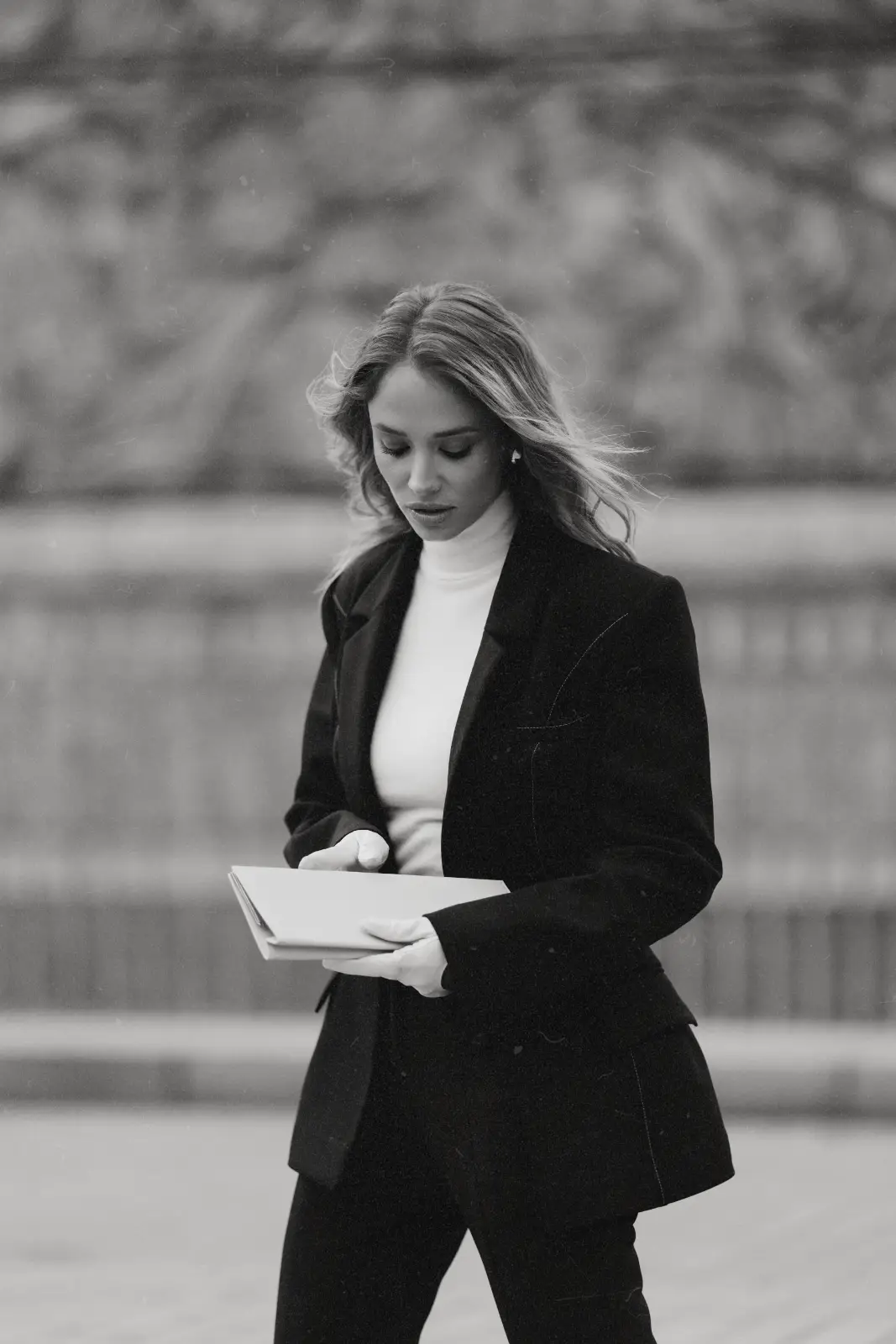 Класичний дизайнерський жіночий темно-синій блейзер The Editor у стилі Old Money