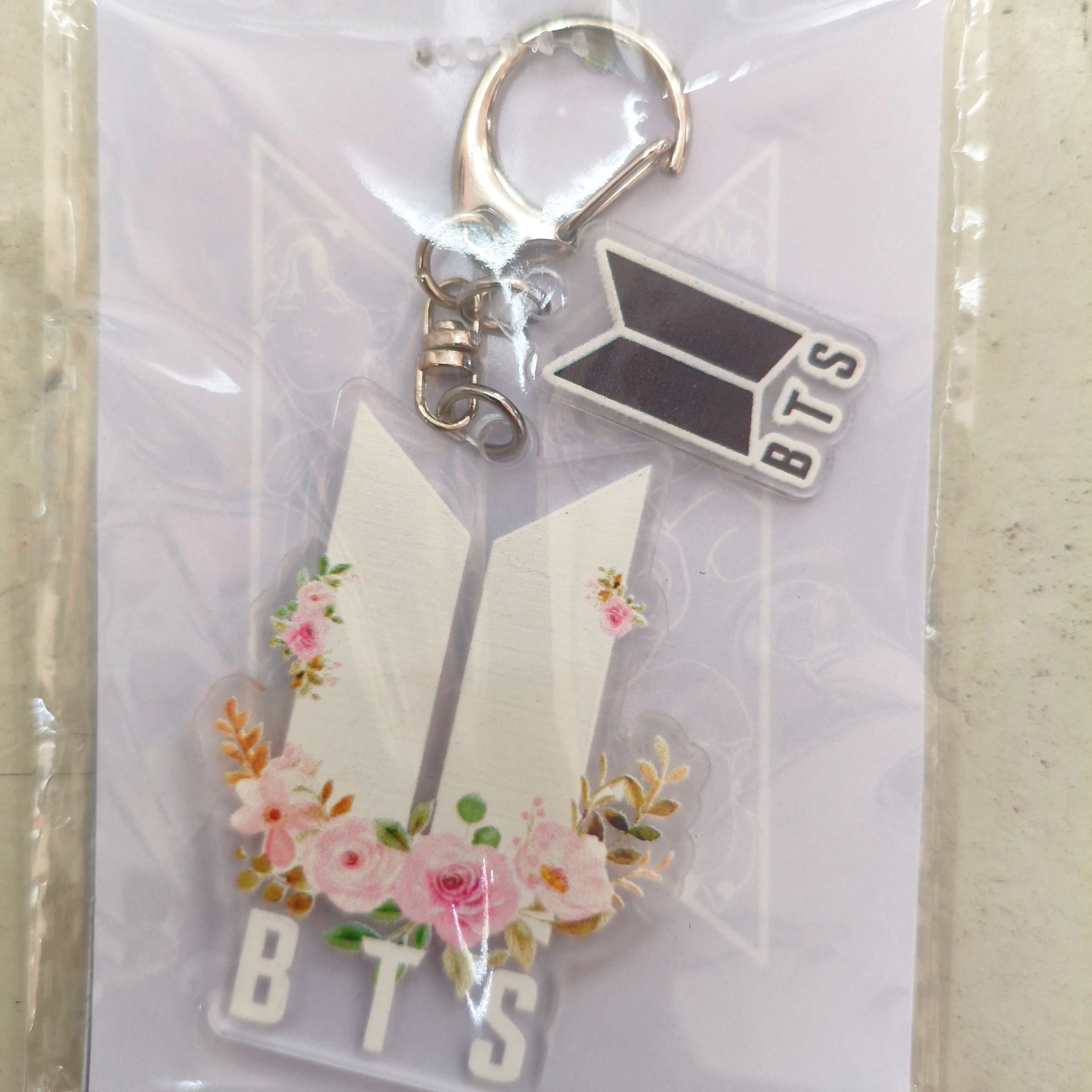BTS/logo blanco y pequeño negro