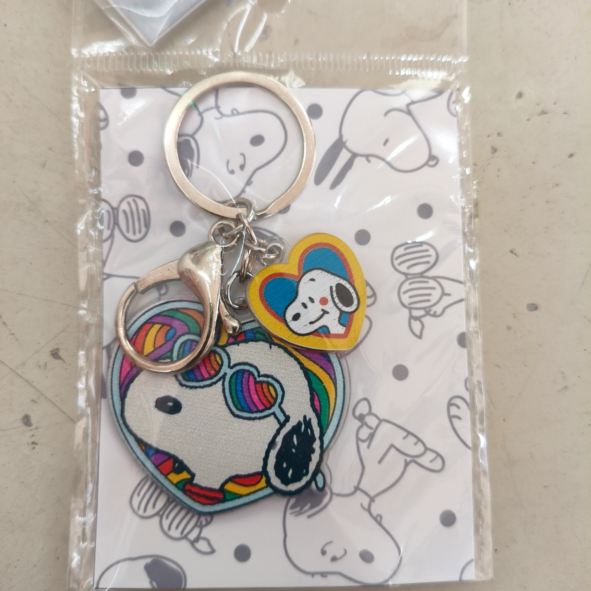 Snoopy/ lentes de corazón de arcoiris b