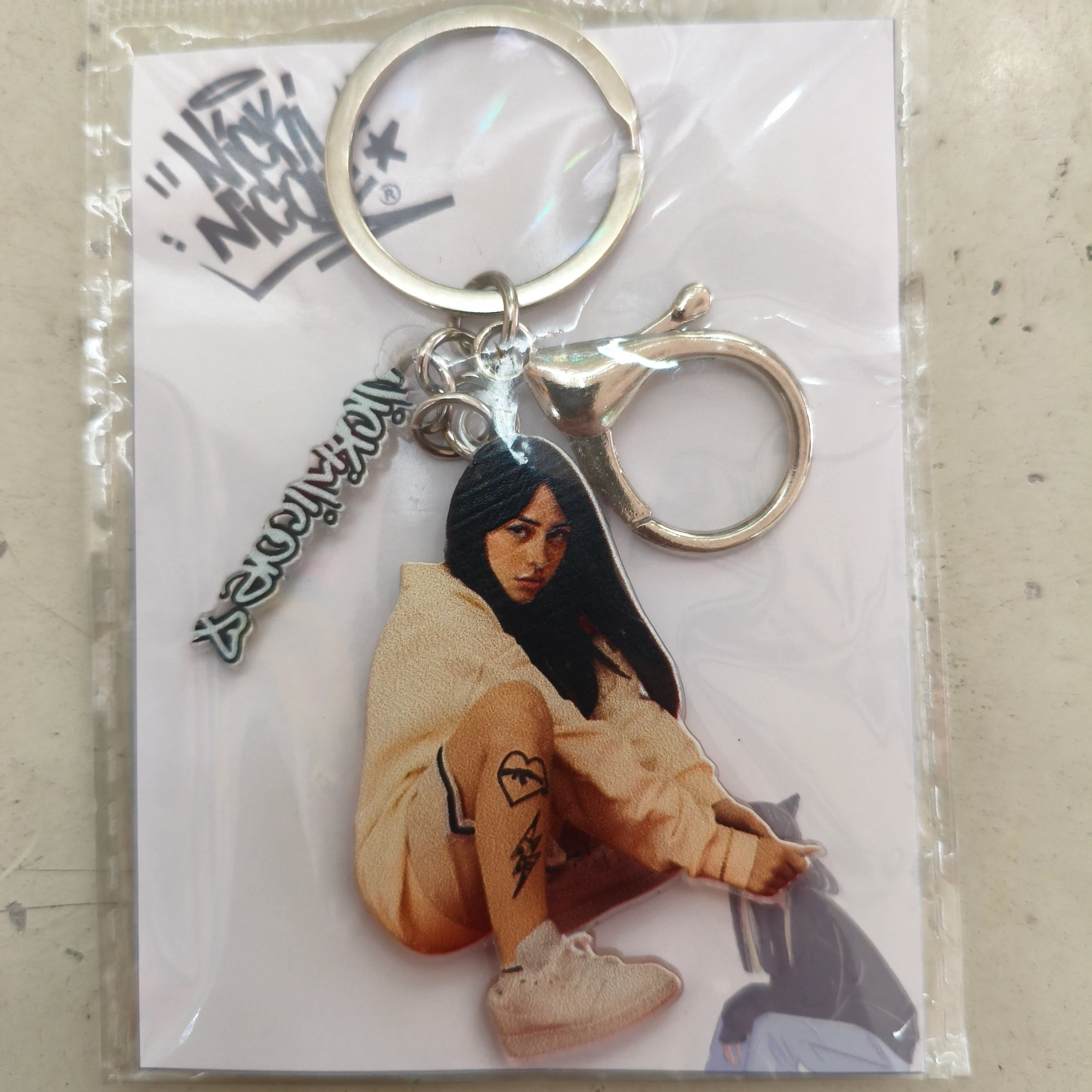Nicki Nicole/ traje color beige