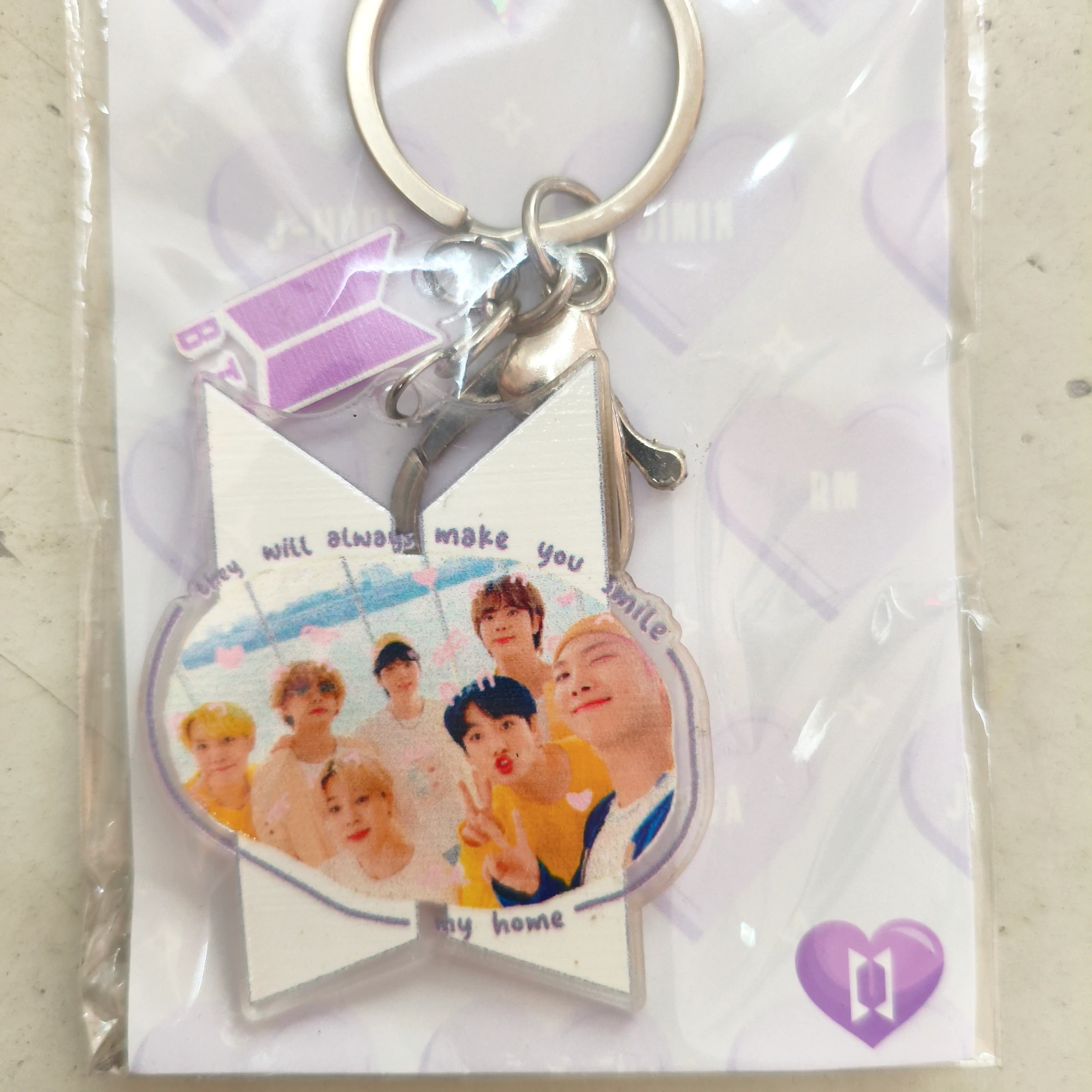 BTS / grupo multicolor dentro del logo