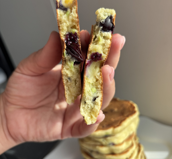 Pancakes cu afine și avocado