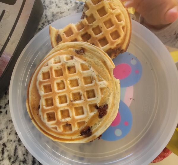 waffles cu banana si (fulgi de ciocolata)