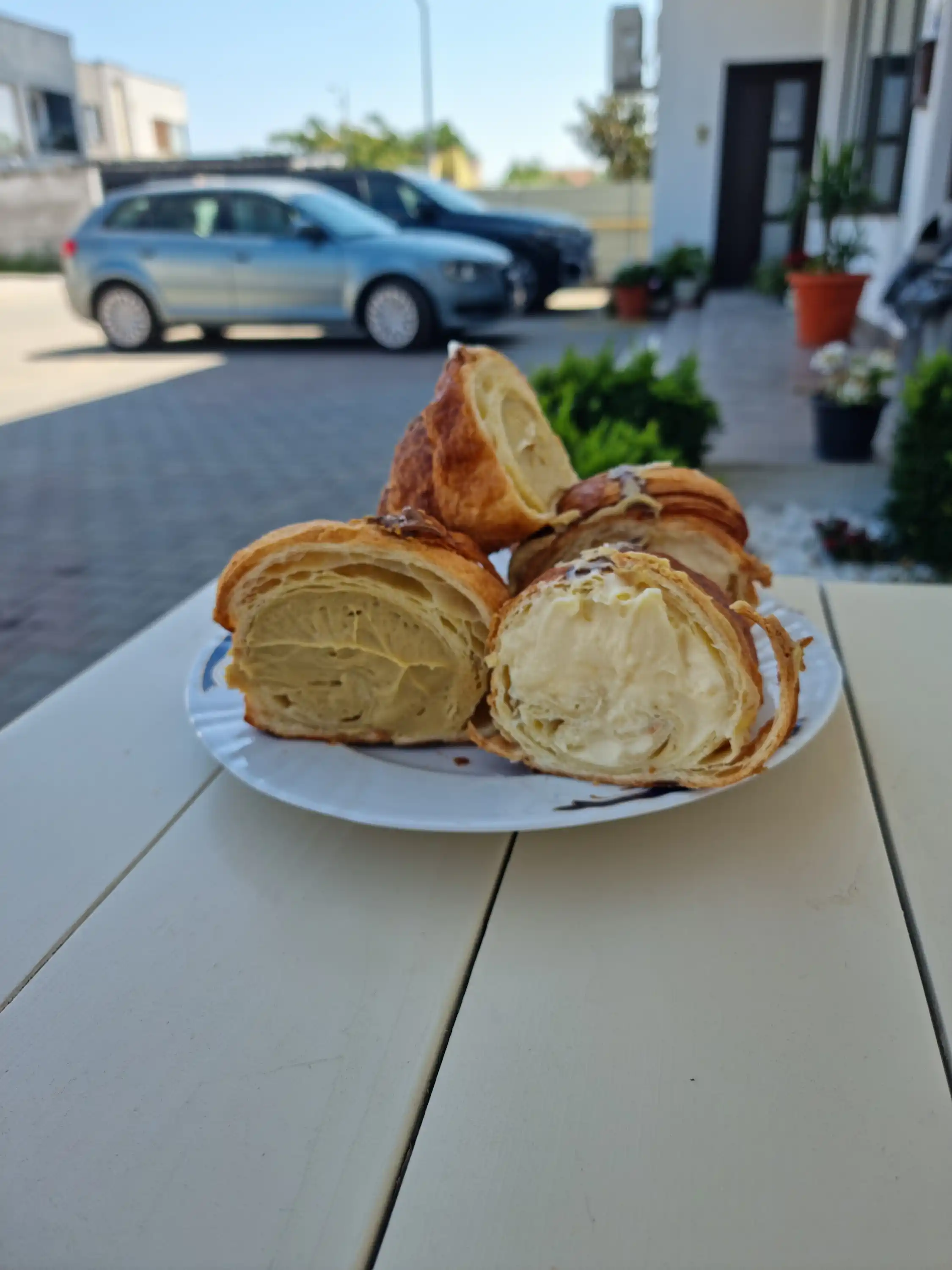 Croisant umplut cu crema fistic