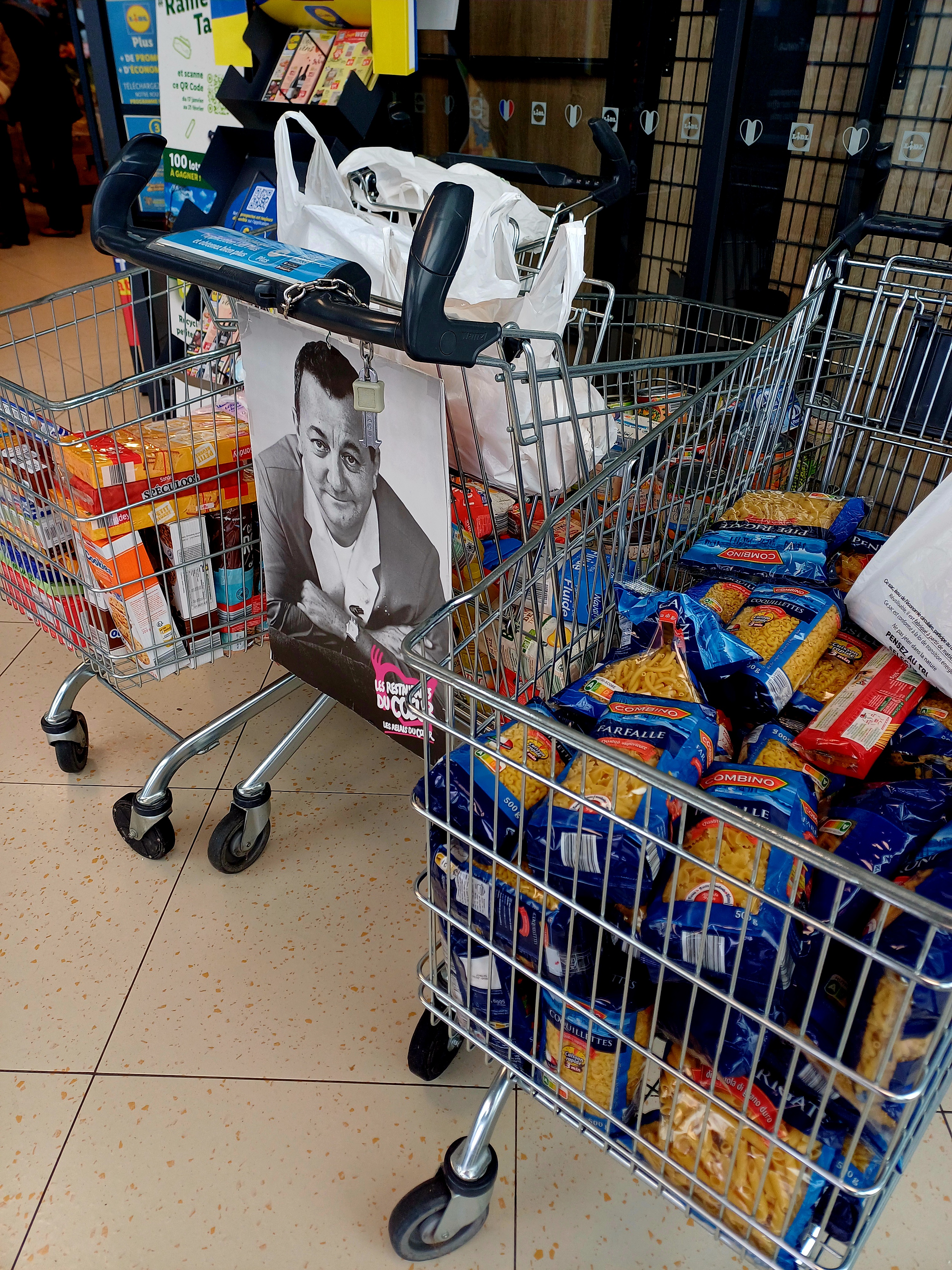 Colecta de alimentos en el supermercado"Lidl".