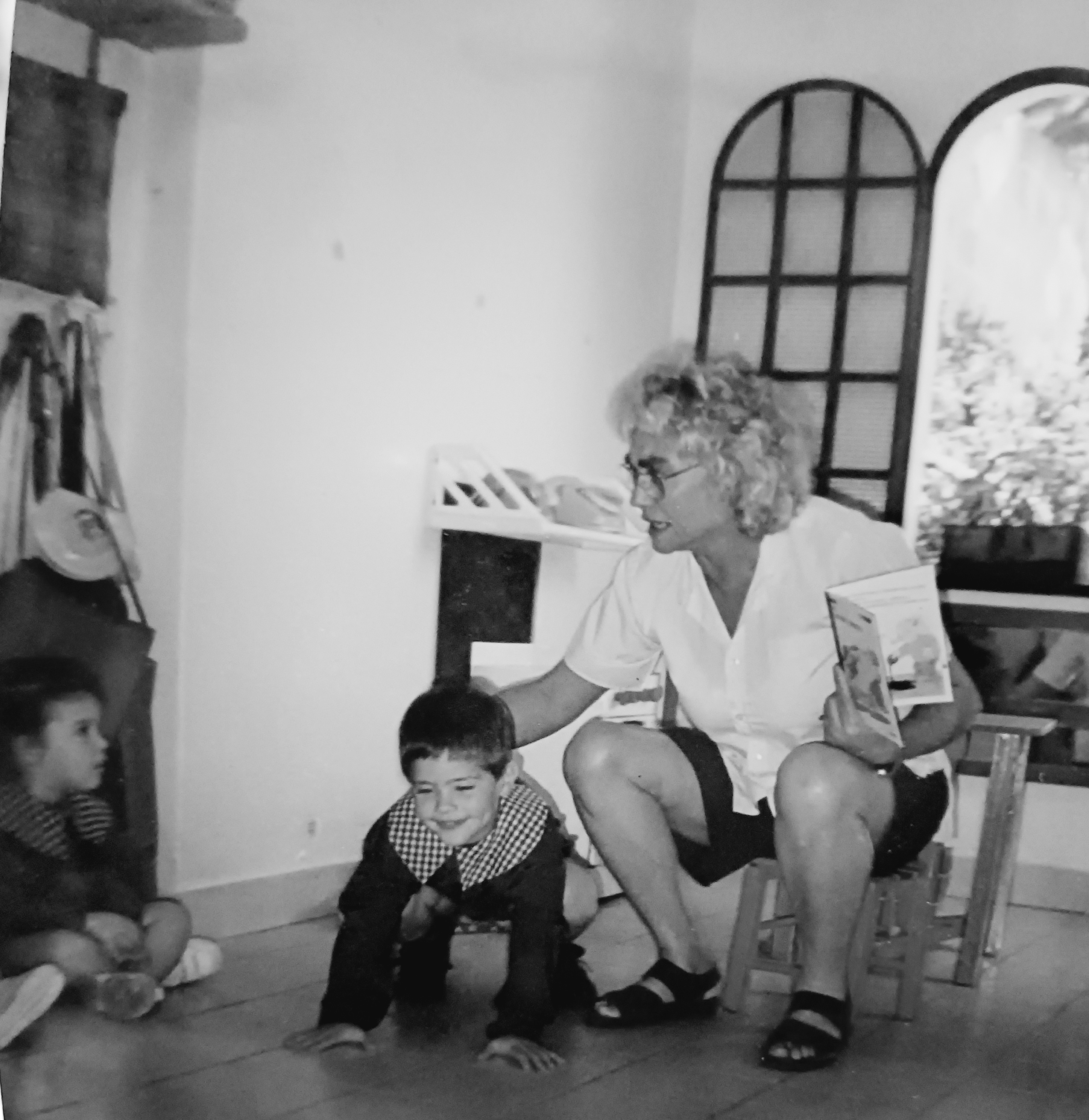 Ana leyendo un cuento a los niños del jardín,1999.